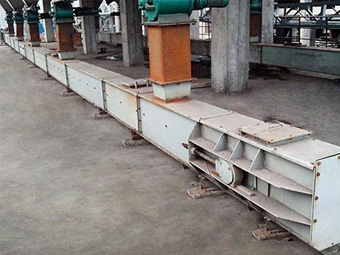 Horizontal scraper chain conveyor