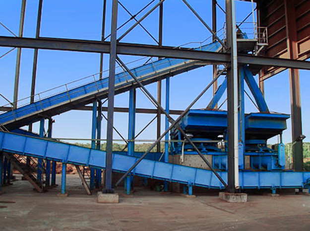 Incline scraper chain conveyor